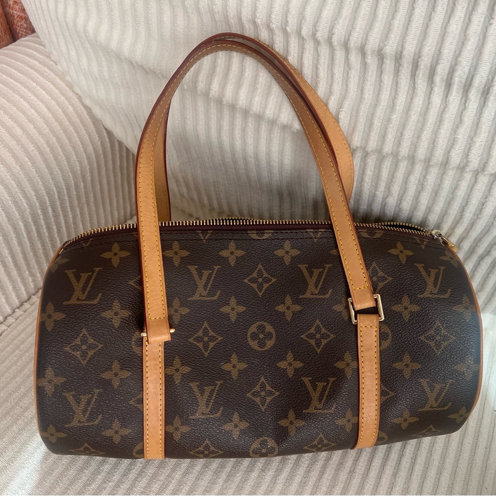 Authentic Louis Vuitton Papillon bag, very light use, great condition.